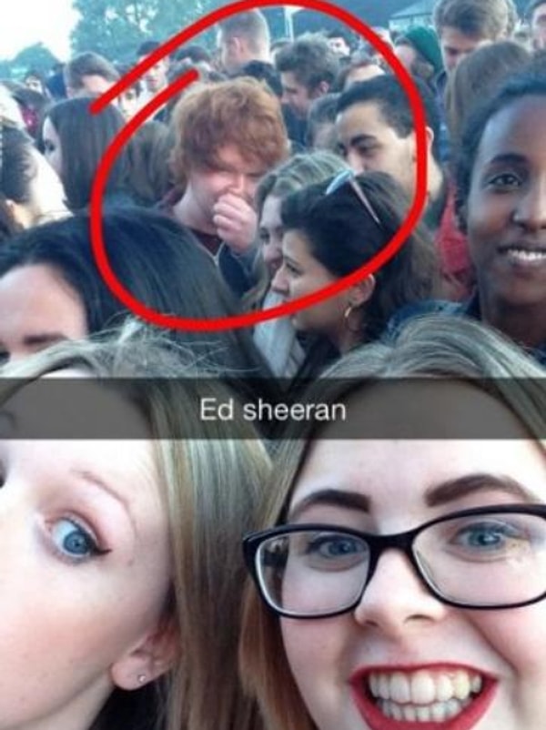 1. "Эд Ширан" ковыряется в носу. Самое время сделать селфи!