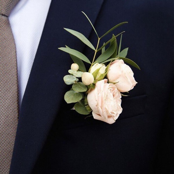 8. Букетик в петлице фрака или пиджака - это...