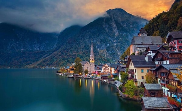 12. Тема "Гербовые птицы". Какие 2 предмета держит орел на современном гербе Австрии?