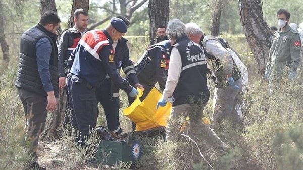 Nitekim yapılan araştırmada Bayram'ın cesedi 8 parçaya bölünmüş ve farklı yerlere gömülmüş halde bulunuyor. Yapılan incelemede, Bayram'ın ölmeden önce başına sert bir cisimle vurulduğu ve parçalandıktan sonra cesedinin derin donduruca şoklandığı belirleniyor.