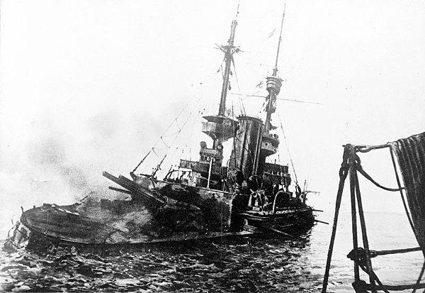 1915: Çanakkale Deniz Harekâtı.