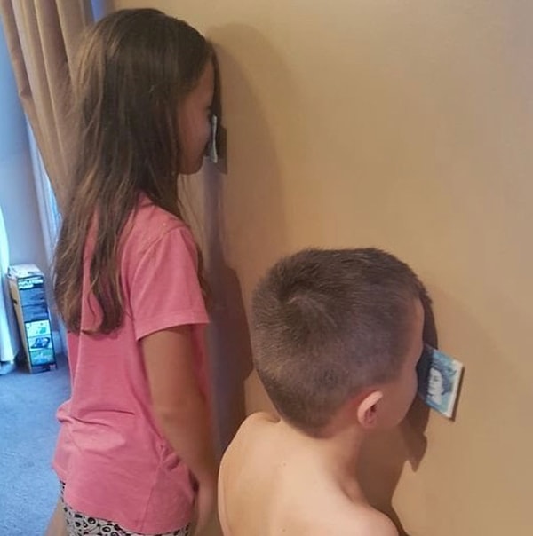 21. Победитель нашего поста, который придумал игру «Кто дольше продержит 5$, прижав их носом к стене», чтобы спокойно посмотреть футбол 🏆 ⚽️