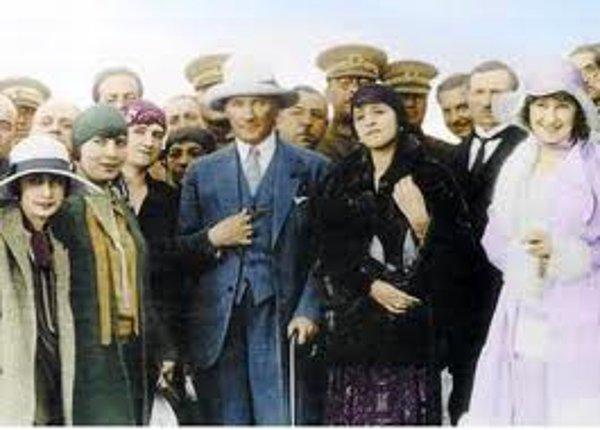 1918: Türk Kadını Dershanesi açıldı.