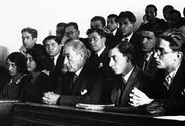 1931: Türk çocuklarının ilk öğrenimlerini Türk okullarında yapmalarını zorunlu kılan kanun kabul edildi.