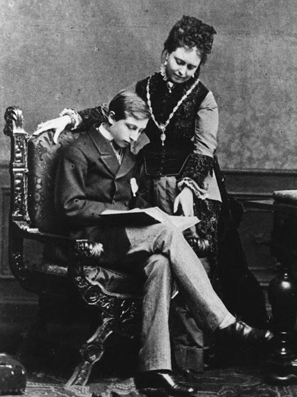 En büyük kızı olan ve kendi adını verdiği Victoria’yı Almanya İmparatoru 3. Frederick ile evlenir. O artık bir imparatoriçedir…