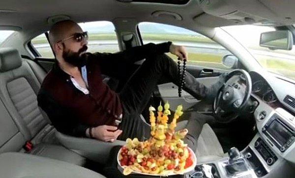 Erdoğan, bir yandan ayağıyla otomobil kullanıp, diğer yandan tabaktaki meyveden yerken çektiği görüntüleri sosyal medyada paylaşmıştı.