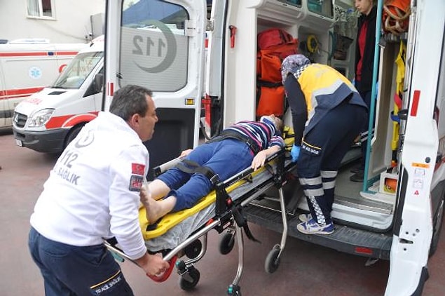 Depremden korkup 1. kattan atlayan bir vatandaş yaralandı.