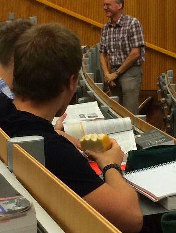 19. Sınıfta hapur hupur peynir yiyen öğrenci: