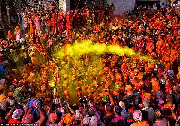 Uttar Pradesh'te insanlar birbirlerine renkli toz boya atıyor.
