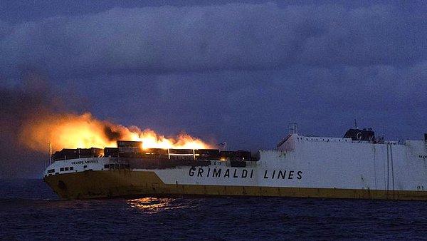 Gemide başlayan yangın sonrası okyanusa 2 bin 200 ton yakıt döküldü.