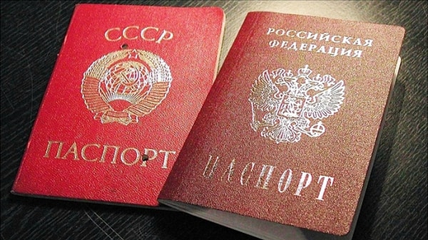 4. Во времена Холодной войны советские паспорта подделывали, используя дешевый материал, поэтому их быстро узнавали по ржавым скрепкам.