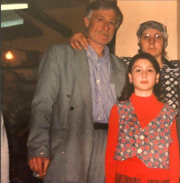1988 doğumlu ve Karadenizli bir ailenin kızı olan Yasemin, İstanbul Aydın Üniversitesi Drama ve Oyunculuk Bölümü'nden mezun. Anlayacağınız bu işin eğitimini almış, bilgili bir fenomen.