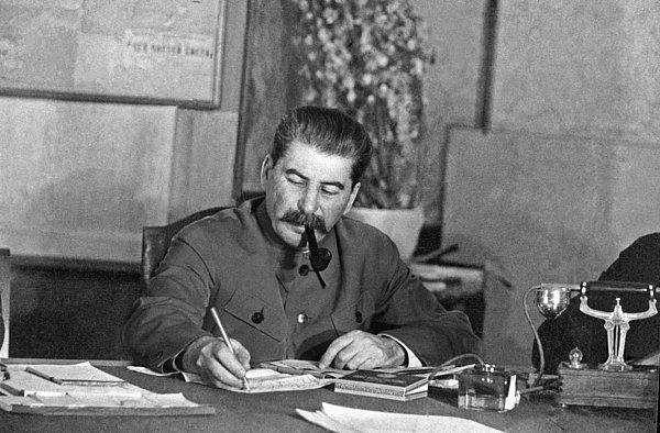Hatta bu talebinin yerine getirilmesi ve cepheye kabul edilmesi için Josef Stalin'e iki defa mektup bile yazdı.