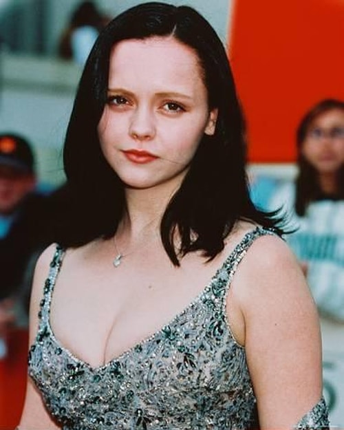 Hilal Altınbilek'in yüz hatları ünlü Oyuncu Christina Ricci'yi fazlasıyla andırıyor.