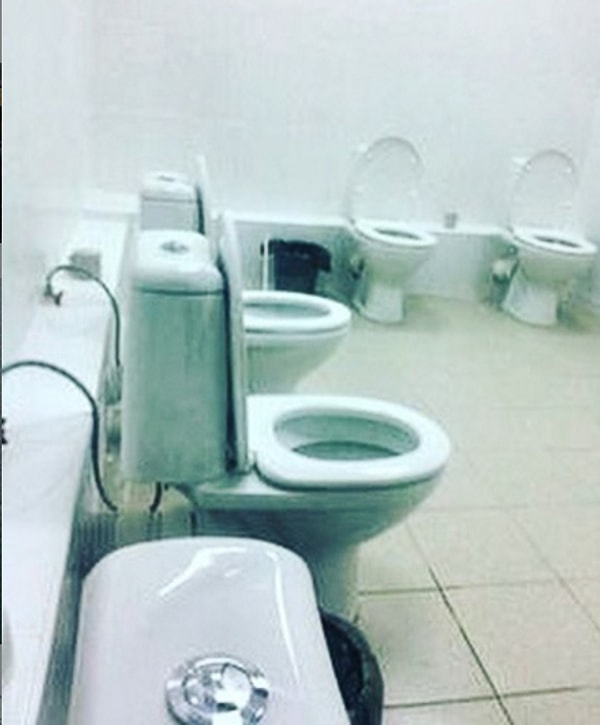 4. В нашей уборной никто не почувствует себя одиноким!