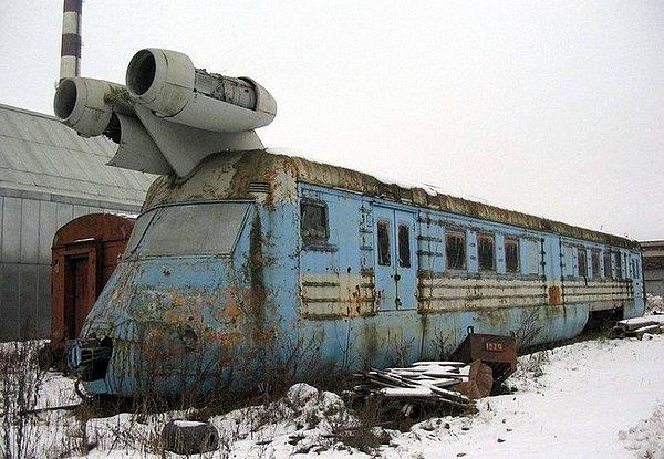 12. Terk edilmiş Sovyet turbojet treni:
