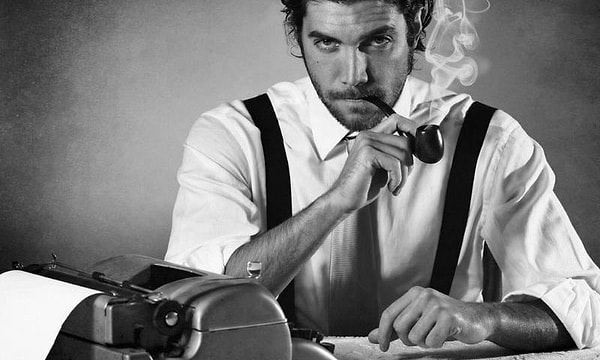 12. "Началось с неумения надевать чулки, а кончилось неумением жить". Кто является автором данной фразы?