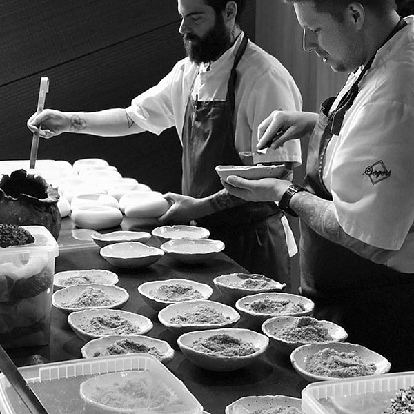 13. Ресторан специализируется на создании изысканных блюд на основе высококачественных местных продуктов с акцентом на дары дикой природы.