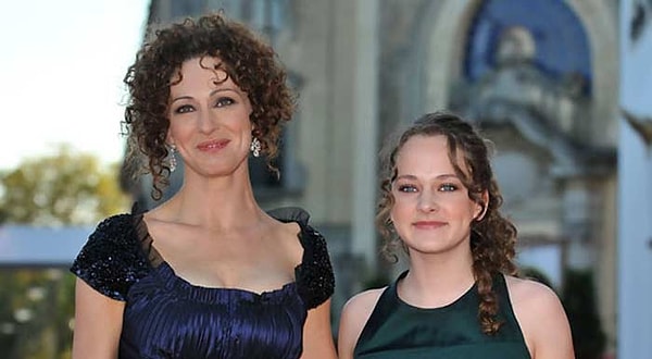 9. Ксения Раппопорт и Аглая Тарасова