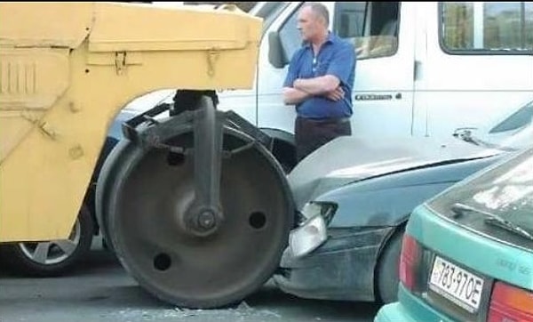 2. На русской дороге опасно абсолютно все! Даже асфальтоукладчики!