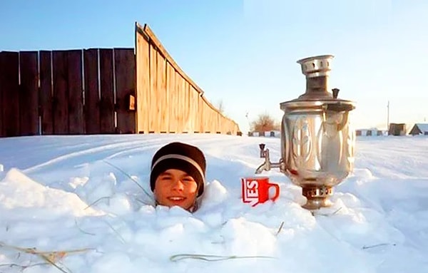 8. Наш человек всегда берет с собой любимый самовар, даже если собирается залечь под снег.