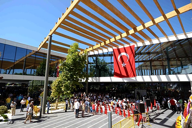 Saatcı'dan Halkın Takdirini Kazanan 10 Hareket 3 Fethiye’de 2 ağacın kesilmesini engellemek için yapımına başlanan AVM Projesi’nde değişiklik istedi.