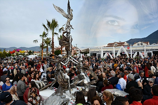 Saatcı'dan Halkın Takdirini Kazanan 10 Hareket 4 Türkiye’de toplumun kanayan yarası olan kadına yönelik şiddete dikkat çekmek için Fethiye Sahil Bandı’nda Özgecan Aslan Parkı’nı yaptı.