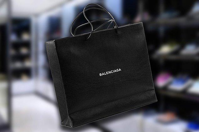 İlk baktığınızda bu çantayı Balenciaga poşeti sanabilirsiniz. Ama bu tabii ki de bir çanta...