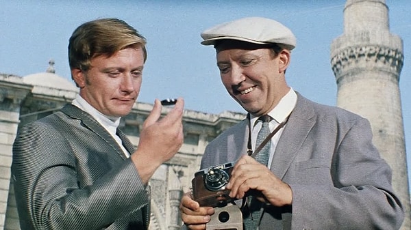 7. Как специально коверкал фамилию героя А. Миронова из фильма «Бриллиантовая рука» его дружок?