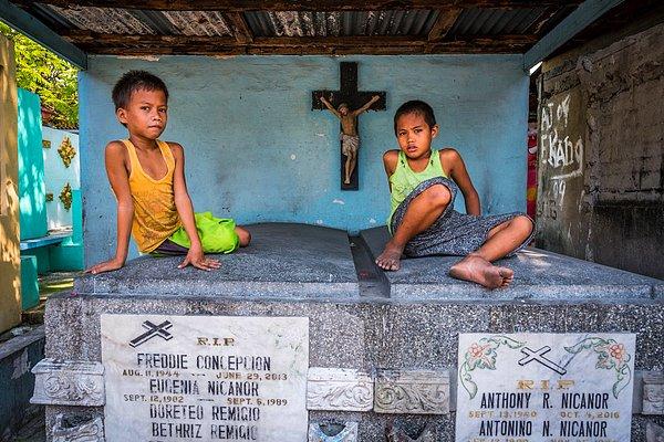 Ley ve James, Manila Kuzey Mezarlığı'nda yaşana onlarca yoksul insandan sadece ikisi...