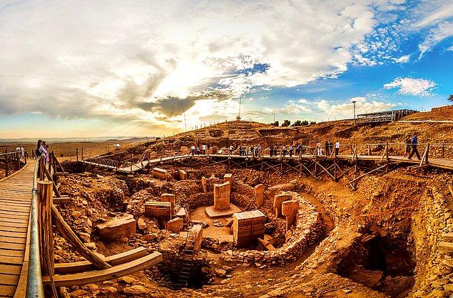 3. Göbeklitepe: Dünyanın en eski yerleşim yeri hatta tapınağı olarak biliniyor. Yaklaşık 12 bin yıl öncesine ışık tutuyor.