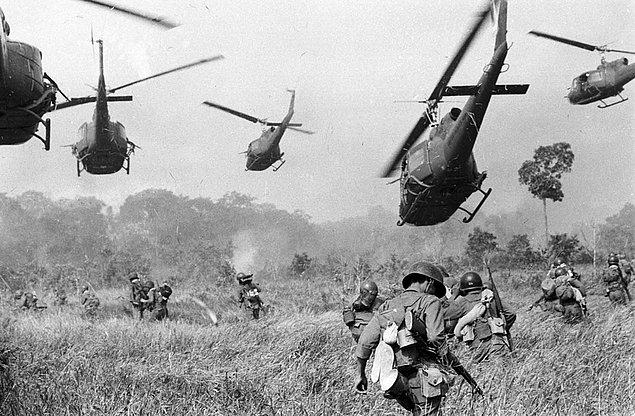 1965 - ABD, Vietnam'a 3500 deniz piyadesi göndererek sıcak savaşa girdi.