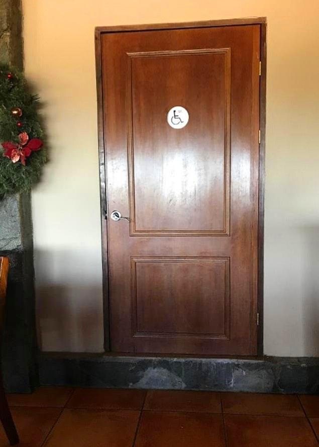 14. Giriş kapısı bir basamak yukarıda olan engelli tuvaleti: