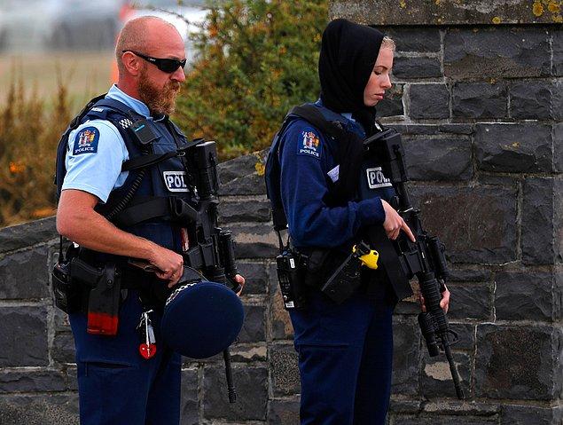 Lanetlediğimiz bu terör saldırısı sonrasında böyle toplumu birleştirici ve acıları paylaştırıcı davranışları ve açıklamaları için polis memuru Evans'a ve Yeni Zelanda halkına teşekkür ederiz. Umarız bu terör saldırıları artık son bulur!