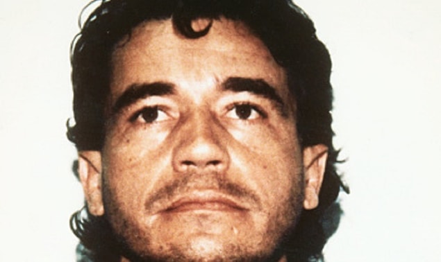 4. Kolombiyalı uyuşturucu kaçakçısı Carlos Lehder kendine Bahamalar'da bir ada satın almış, bu adada bir iniş pisti açıp Güney Amerika'dan gelip ABD'ye giren uyuşturucuları kontrol altına almıştır. O kadar zenginleşmiştir ki Kolombiya'nın dış borçlarını af karşılığında ödemeyi bile önermiştir.