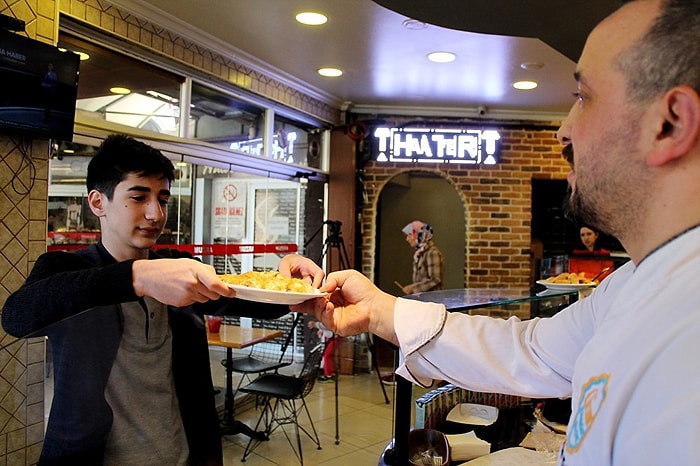 İstiklal Marşı’nı Okuyana Börek Bedava: ’Genç Neslin Öğrenmesi ve Değerini Anlaması İçin’