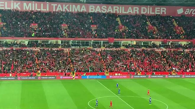 Türkiye - Moldova Maçı Sırasında Tribünler Hep Bir Ağızdan Çanakkale Türküsü Söyledi!