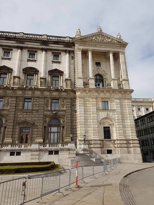 16. А ведь все привыкли к серому зданию