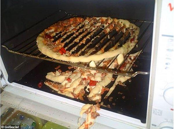 6. Tepsiye konulmadan pişirilmeye çalışıldığı için üzerindeki bütün malzemeleri düşen pizza: