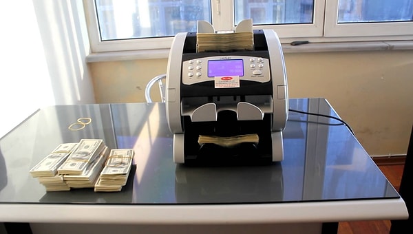 8. Оцените звук работающей машины для счета банкнот: