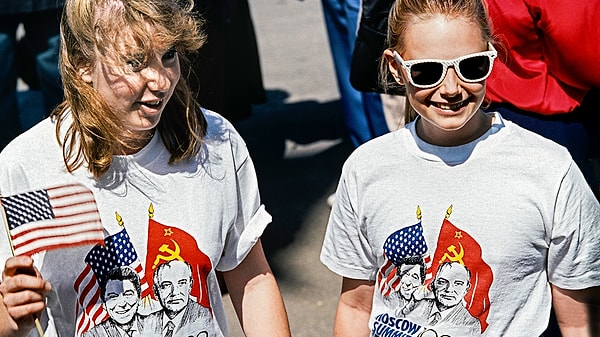 8. Рональд Рейган уже не мог называть СССР «империей зла» после такого теплого приема в Москве в 1988 году