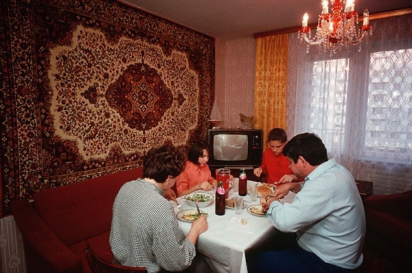 13. Ковер, признак достатка, обязательно нужно было повесить на стену