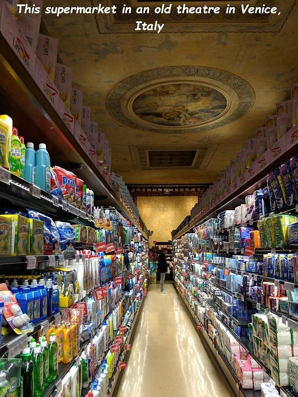 18. Этот супермаркет находится в здании старого театра в Венеции, Италия