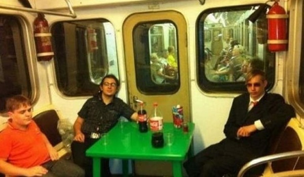 1. Это метро или плацкартный вагон поезда?