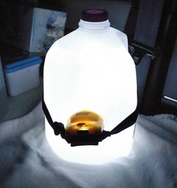 11. Если нужно осветить комнату, а фонарик небольшой, приложите его таким образом к контейнеру с водой