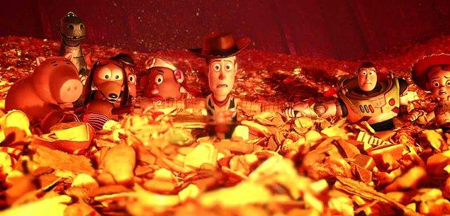 11. Toy Story 3: Woody ve arkadaşlarının eriyerek ölme tehlikesi atlattıkları sahne.