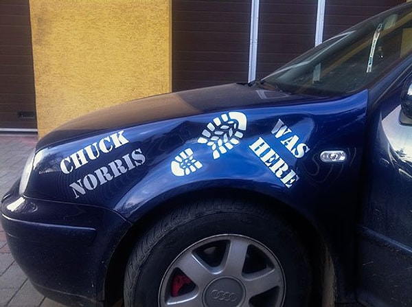 7. "Здесь был Чак Норрис" 😂