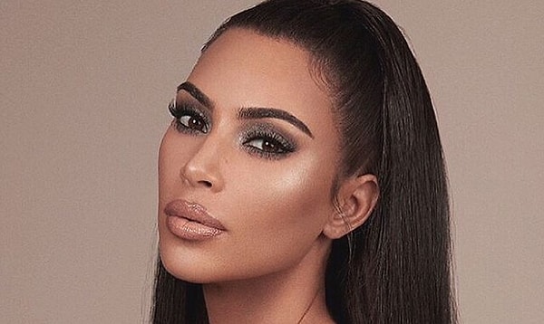 12. Ким Кардашян без ума от смартфонов BlackBerry Bold. Да настолько, что выкупает сразу по несколько штук