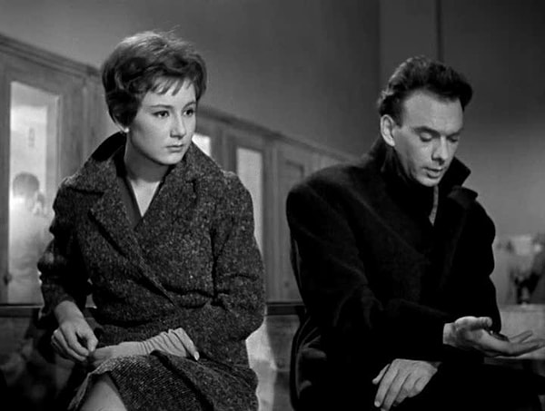 1. Какой режиссер снял фильм "9 дней одного года"?