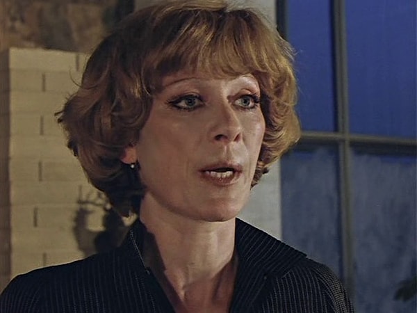 2. Что попросила Кира Анатольевна Шемаханская в качестве новогоднего подарка в фильме «Чародеи»?